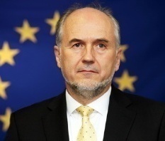 US and EU Push Bosnia Towards Civil War